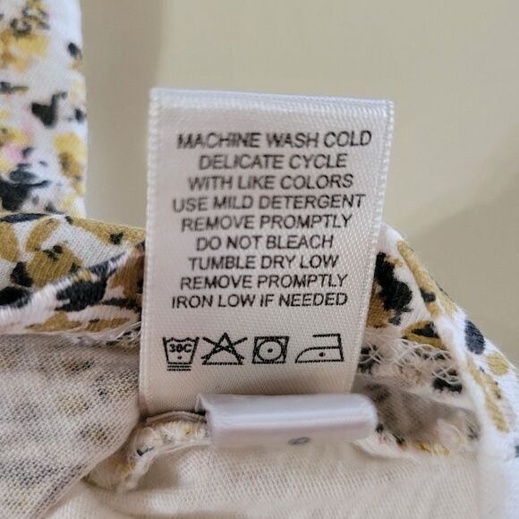 G.H. Bass Women's Ivory Floral V-neck Short Sleeve Tee - Picture 9 of 10